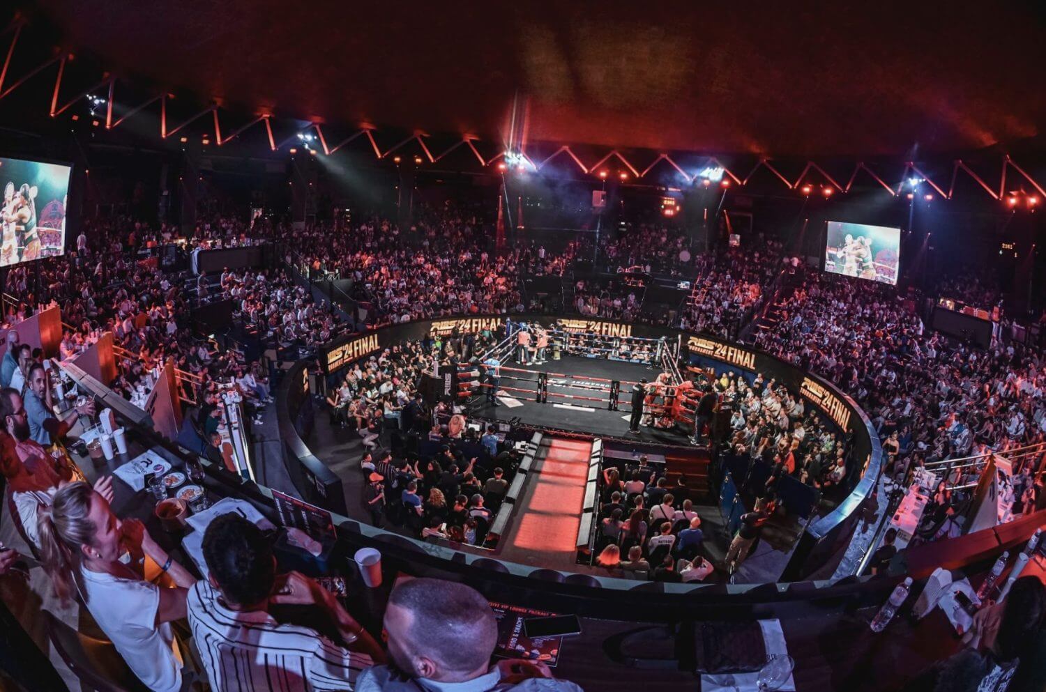 Watch Muay Thai match at Rajadamnern stadium